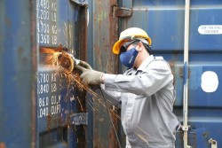 Dịch vụ giám định, vệ sinh, sửa chữa container tại cảng Chu Lai