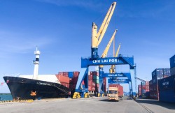 Hơn 2.000 tấn tinh bột sắn được xuất khẩu qua cảng Chu Lai