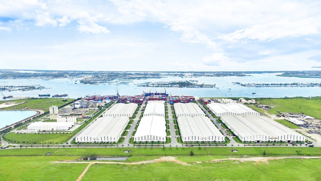 Warehouse, port yard